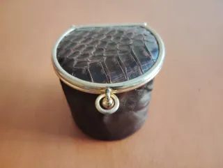 Portamonedas de piel marrón