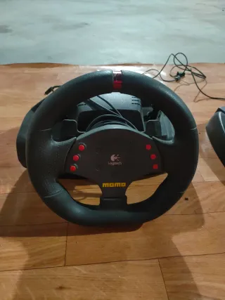 PlayStation 2 + Volante Logitech MOMO