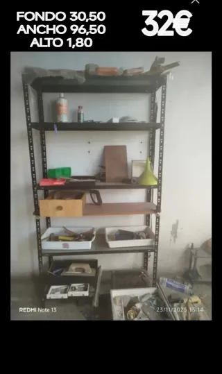 Estanterías blancas, metal negra y mueble oficina