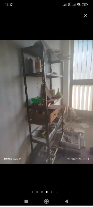 Estanterías blancas, metal negra y mueble oficina