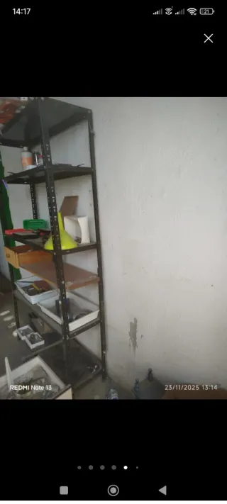 Estanterías blancas, metal negra y mueble oficina