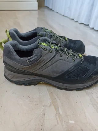 Zapatillas trekking Quechua 500 grises y negras