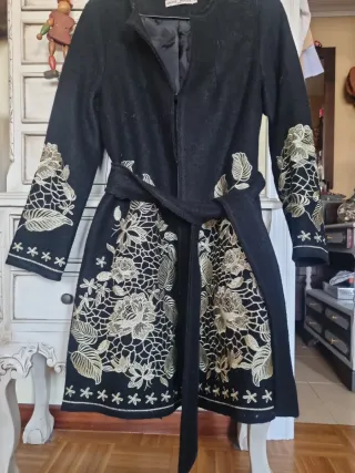 Abrigo negro con bordados dorados