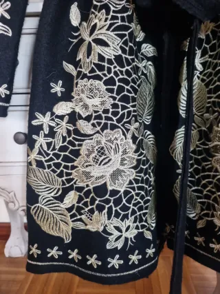 Abrigo negro con bordados dorados