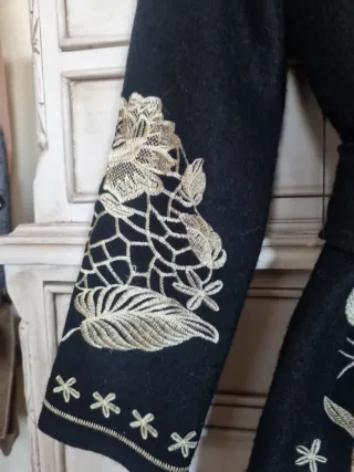 Abrigo negro con bordados dorados