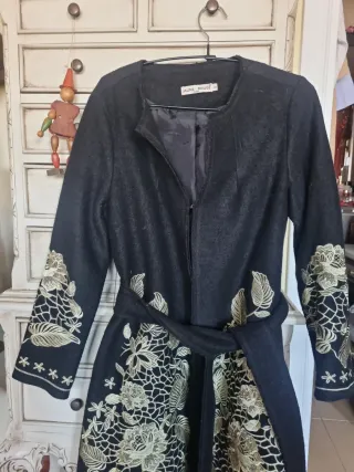 Abrigo negro con bordados dorados
