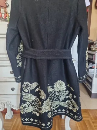 Abrigo negro con bordados dorados