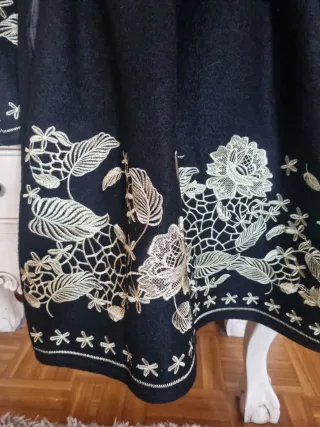 Abrigo negro con bordados dorados