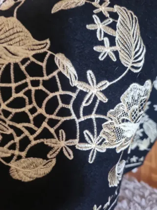 Abrigo negro con bordados dorados