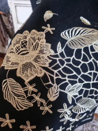 Abrigo negro con bordados dorados