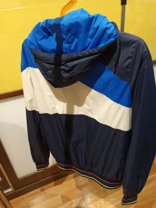 Chubasquero azul y blanco con número 6