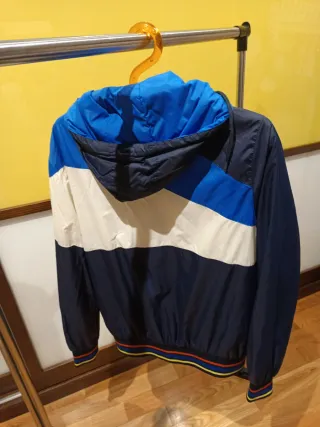 Chubasquero azul y blanco con número 6