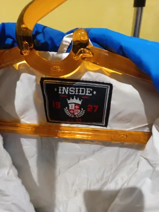 Chubasquero azul y blanco con número 6