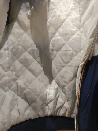 Chubasquero azul y blanco con número 6