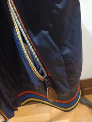 Chubasquero azul y blanco con número 6