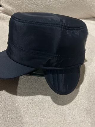 Gorra negra con orejeras