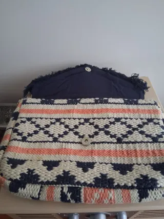 Bolso de mano tejido con flecos