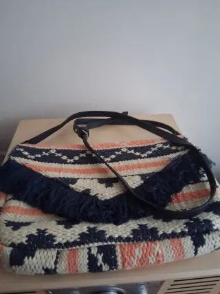 Bolso de mano tejido con flecos