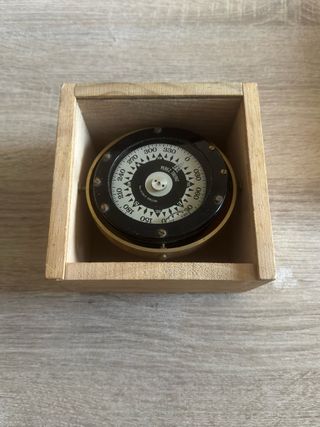 Brújula náutica vintage en caja de madera
