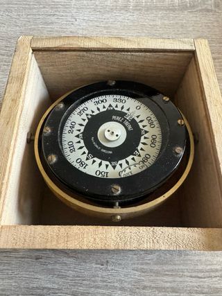 Brújula náutica vintage en caja de madera