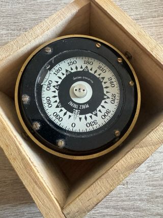 Brújula náutica vintage en caja de madera