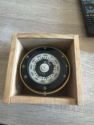 Brújula náutica vintage en caja de madera