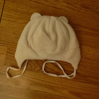Cappellino bianco con orsetto