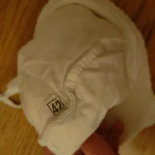 Cappellino bianco con orsetto