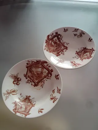 Due piatti antichi con design di uccelli e casetta