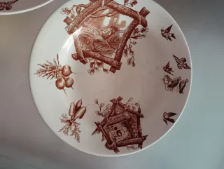 Due piatti antichi con design di uccelli e casetta