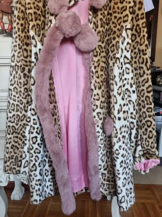 Abrigo estampado animal con pelo rosa