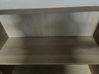 Estanterías de madera beige y marrón