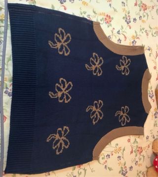 Chaleco de punto azul con flores beige