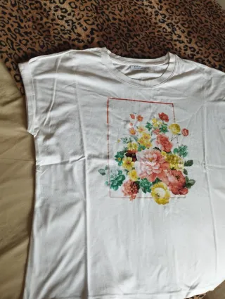 Camiseta floral blanca manga corta