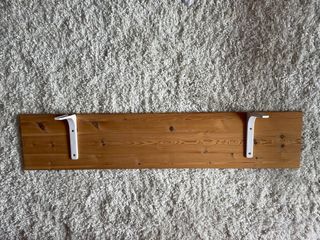 Scaffale in legno con angoli metallici