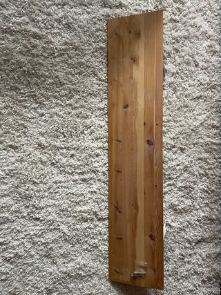 Scaffale in legno con angoli metallici