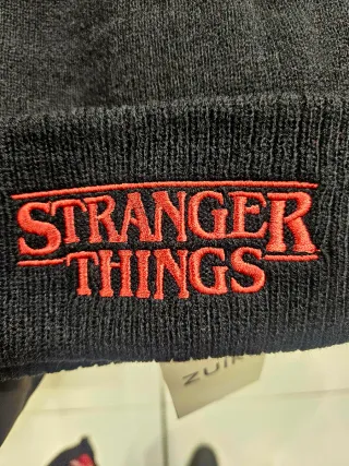 Cappellino Stranger Things con pompon