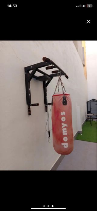 Barra dominadas y saco de boxeo Domyos