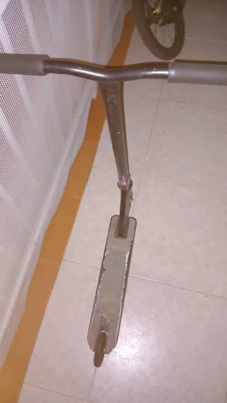 Patinete freestyle negro con ruedas