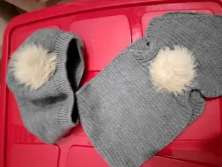 Gorro y bufanda infantil gris con pompón. T.12-18m