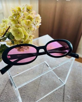 Gafas de sol Alain Afflelou negras y rosas.