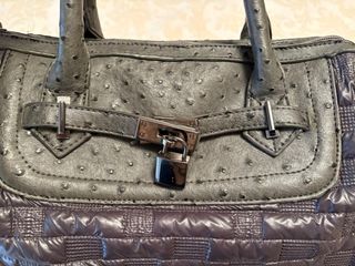Bolso de mano gris con textura