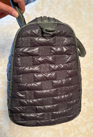 Bolso de mano gris con textura