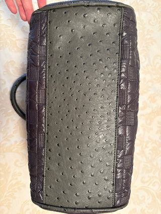 Bolso de mano gris con textura
