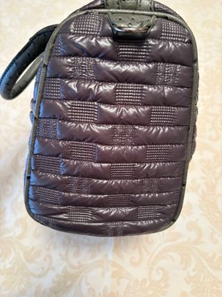 Bolso de mano gris con textura