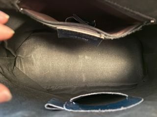 Bolso de mano gris con textura