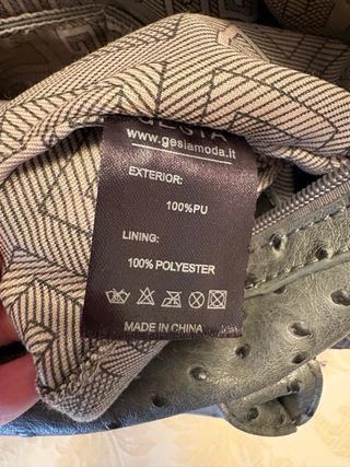 Bolso de mano gris con textura