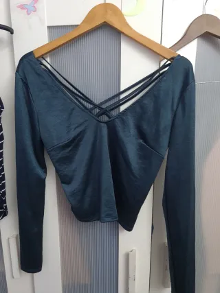 Top elegante escote cruzado verde azulado