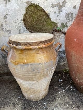 Tinaja antigua de barro rústico