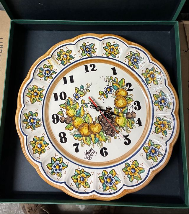Reloj de cerámica valenciana decorado